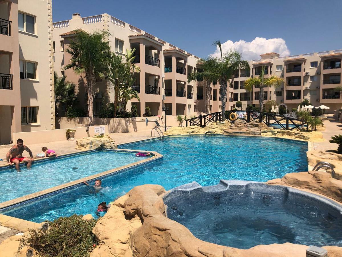 Royal Seacrest Apartment Paphos Luaran gambar